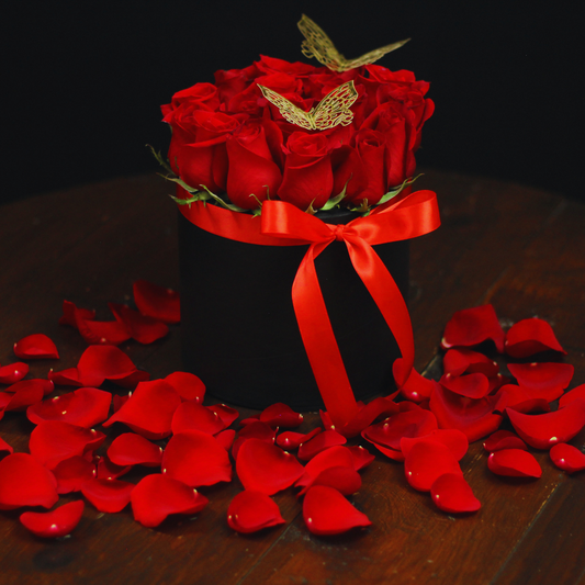 CHARMANTE - Bello arreglo floral de rosas rojas con mariposas