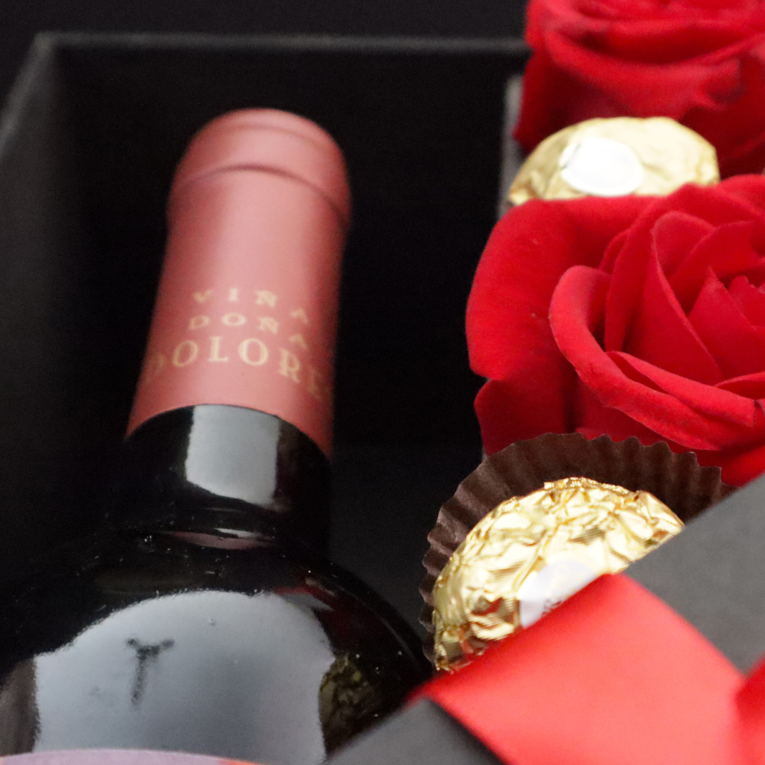 LE FESTIN - Divino arreglo de rosas rojas, chocolates y vino