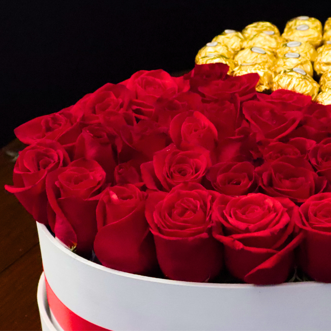 JE T' AIME- Hermoso arreglo de rosas rojas y chocolates